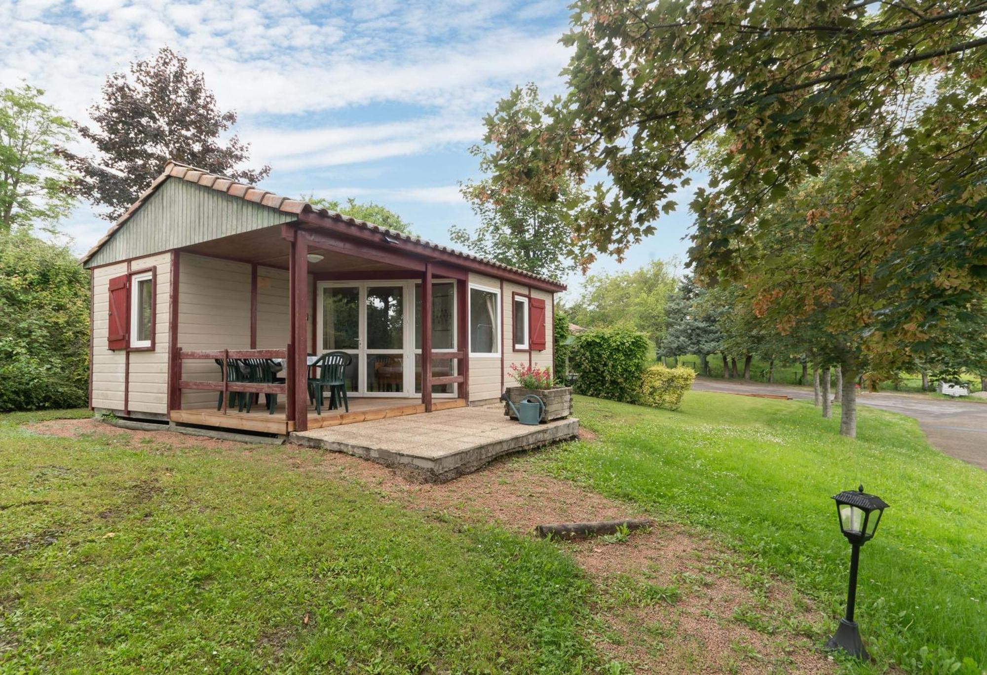 Camping Le Mont Libre - Cottage & Espace Nature - Gannat Exterior photo