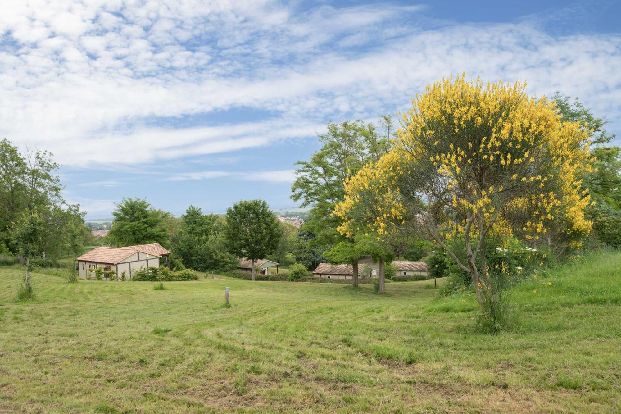 Camping Le Mont Libre - Cottage & Espace Nature - Gannat Exterior photo