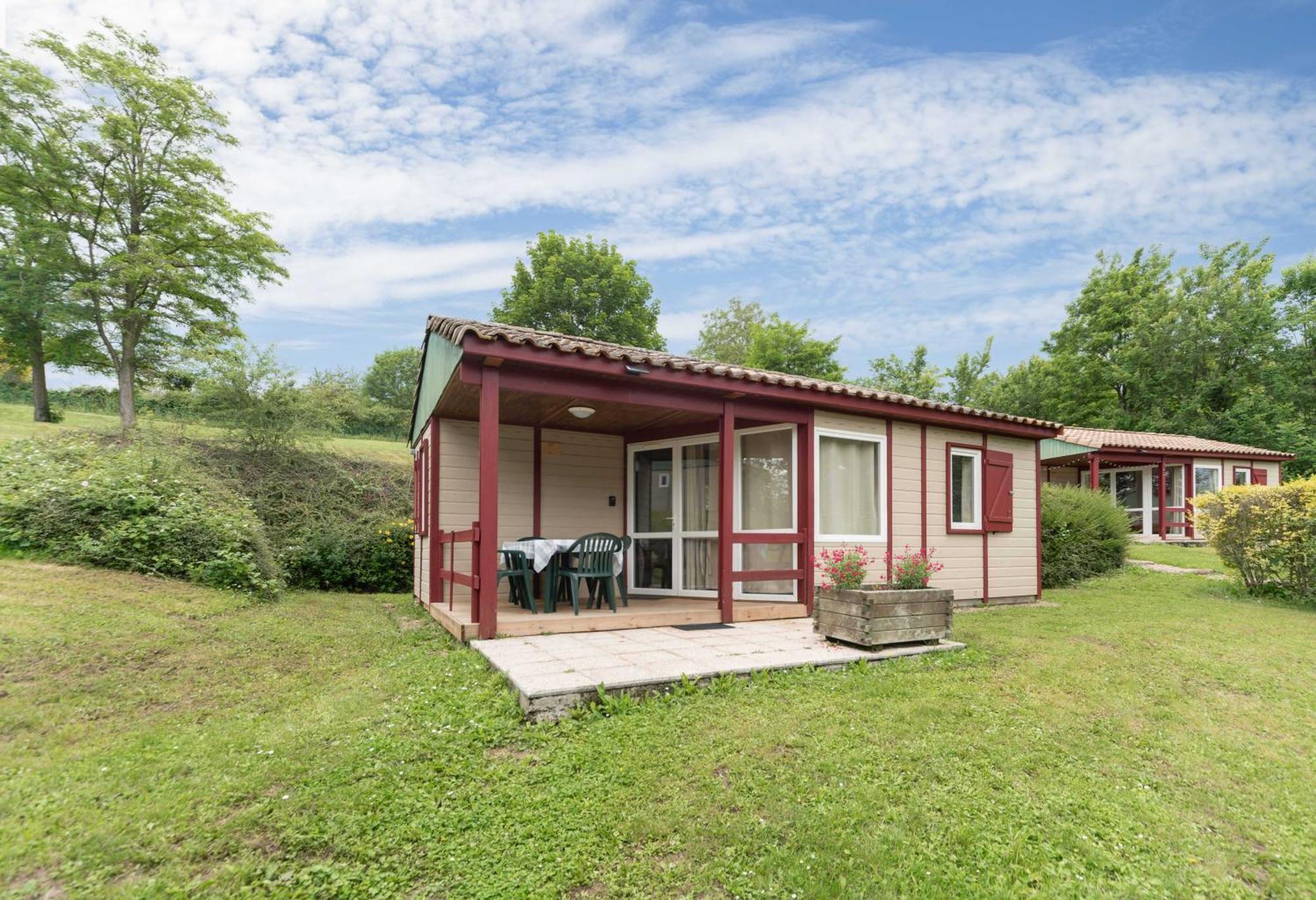 Camping Le Mont Libre - Cottage & Espace Nature - Gannat Exterior photo
