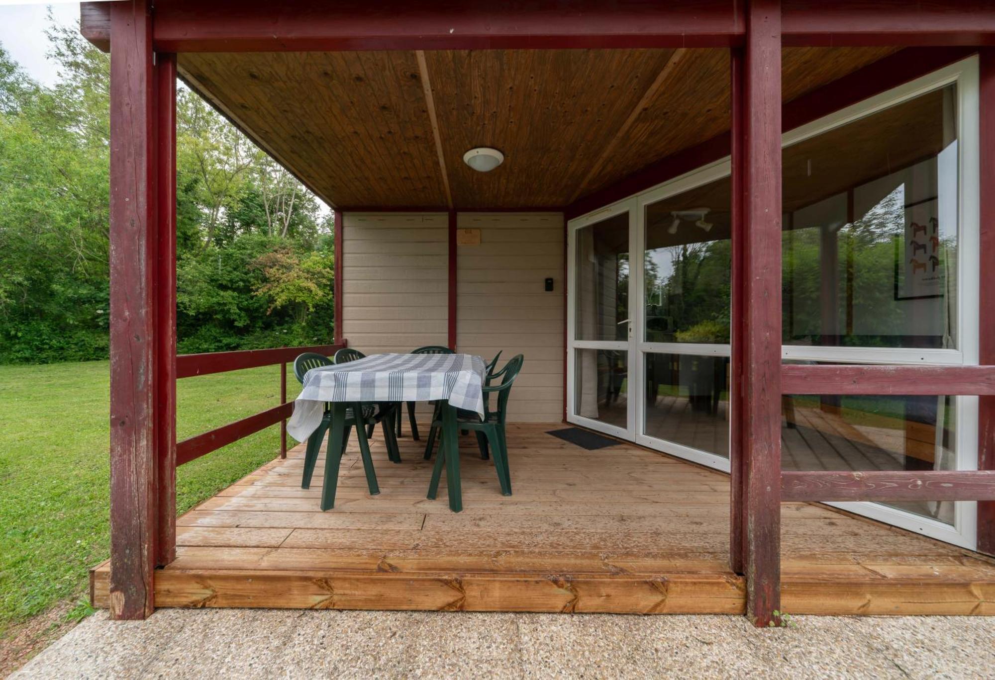 Camping Le Mont Libre - Cottage & Espace Nature - Gannat Exterior photo