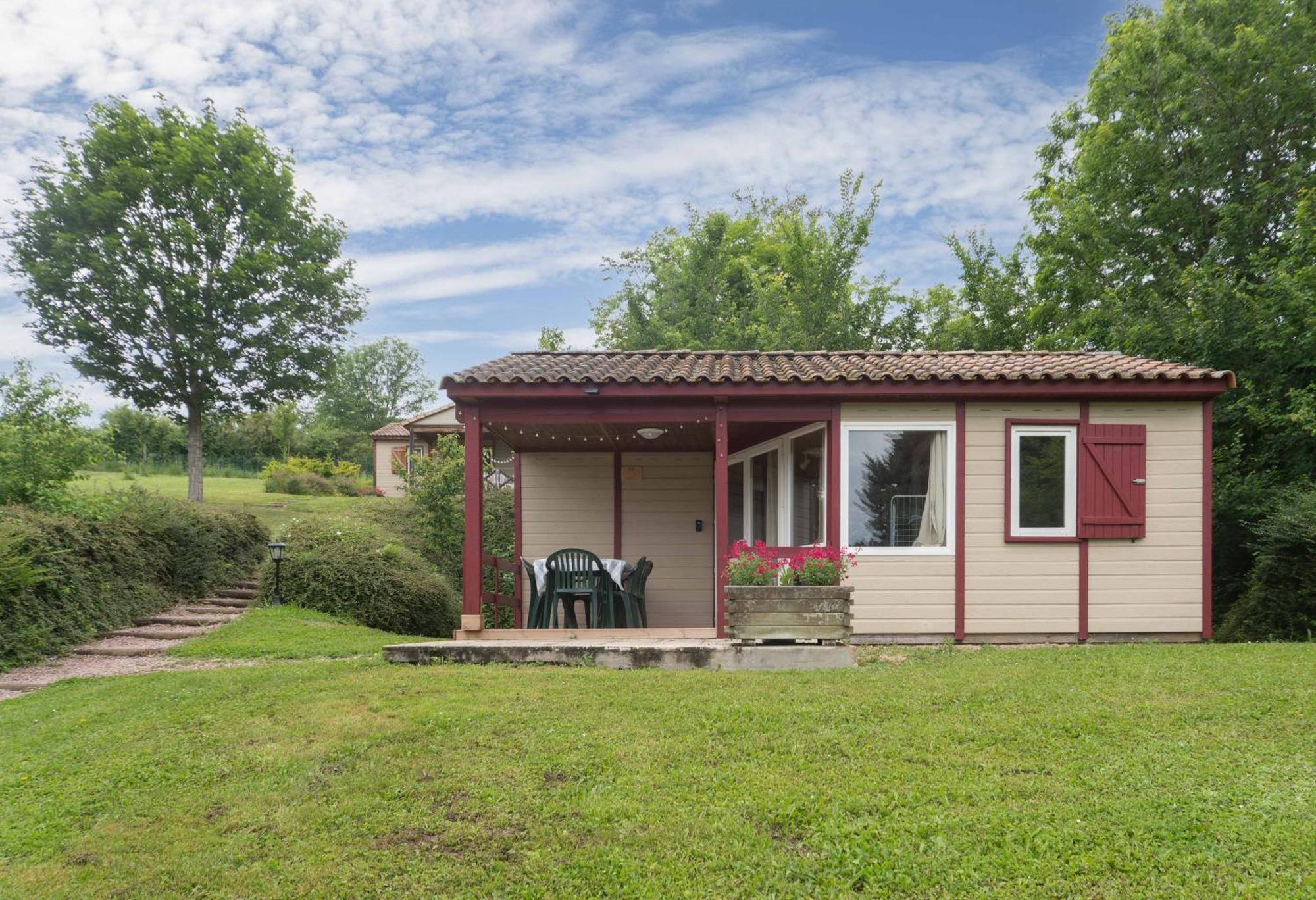 Camping Le Mont Libre - Cottage & Espace Nature - Gannat Exterior photo