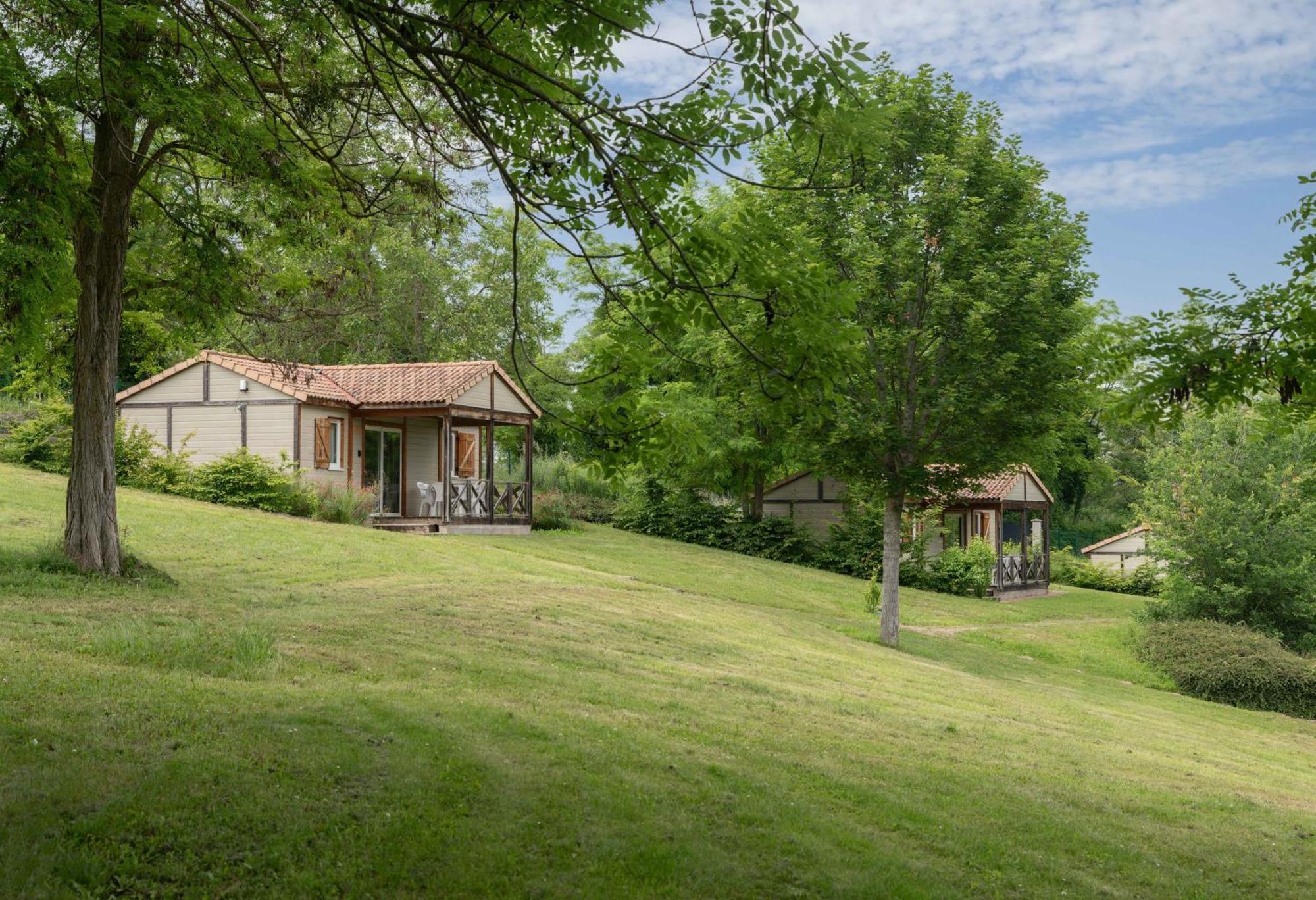 Camping Le Mont Libre - Cottage & Espace Nature - Gannat Exterior photo